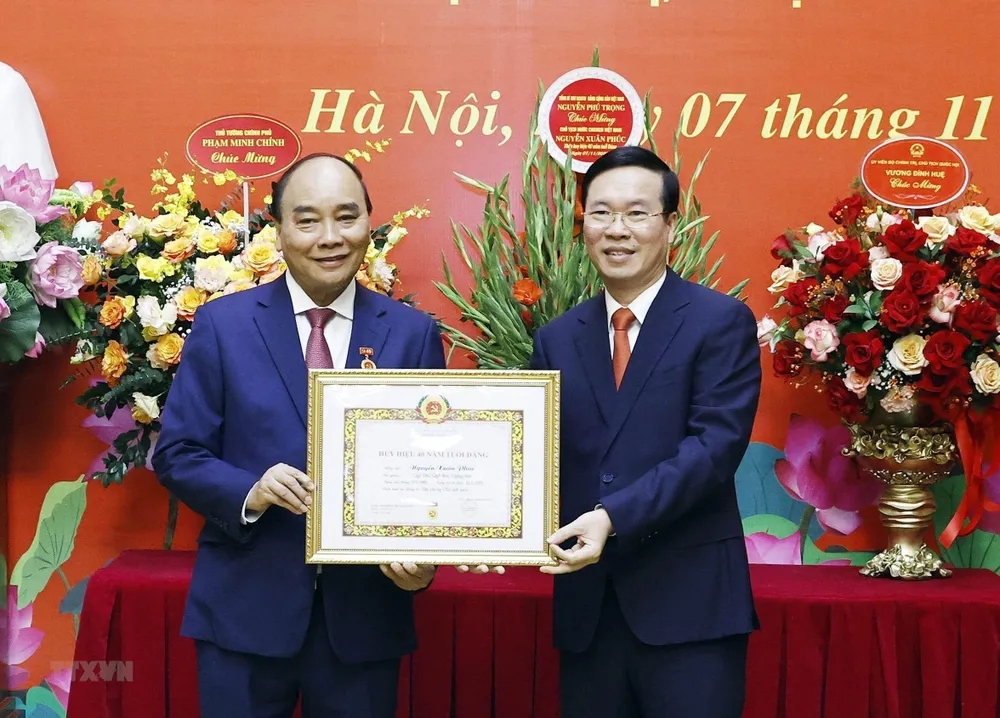 Thường trực Ban Bí thư Võ Văn Thưởng trao tặng Huy hiệu 40 năm tuổi Đảng cho Chủ tịch nước Nguyễn Xuân Phúc. Ảnh: TTXVN Thường trực Ban Bí thư Võ Văn Thưởng trao tặng Huy hiệu 40 năm tuổi Đảng cho Chủ tịch nước Nguyễn Xuân Phúc. Ảnh: TTXVN