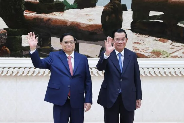 Thủ tướng Hun Sen đón Thủ tướng Phạm Minh Chính trước khi bắt đầu lễ đón chính thức. Ảnh: VGP Thủ tướng Hun Sen đón Thủ tướng Phạm Minh Chính trước khi bắt đầu lễ đón chính thức. Ảnh: VGP
