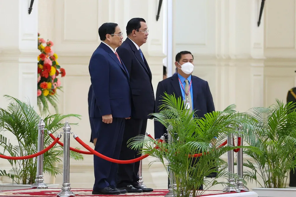 Thủ tướng Hun Sen và Thủ tướng Phạm Minh Chính chứng kiến các nghi thức trong lễ đón chính thức. Ảnh: VGP Thủ tướng Hun Sen và Thủ tướng Phạm Minh Chính chứng kiến các nghi thức trong lễ đón chính thức. Ảnh: VGP