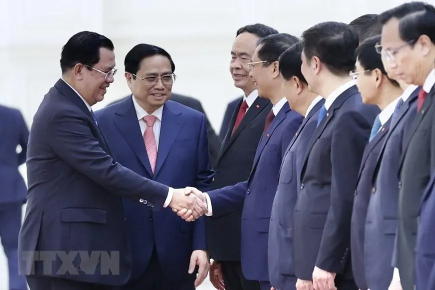 Thủ tướng Phạm Minh Chính giới thiệu với Thủ tướng Hun Sen thành phần phía Việt Nam tham dự lễ đón. Ảnh: TTXVN Thủ tướng Phạm Minh Chính giới thiệu với Thủ tướng Hun Sen thành phần phía Việt Nam tham dự lễ đón. Ảnh: TTXVN