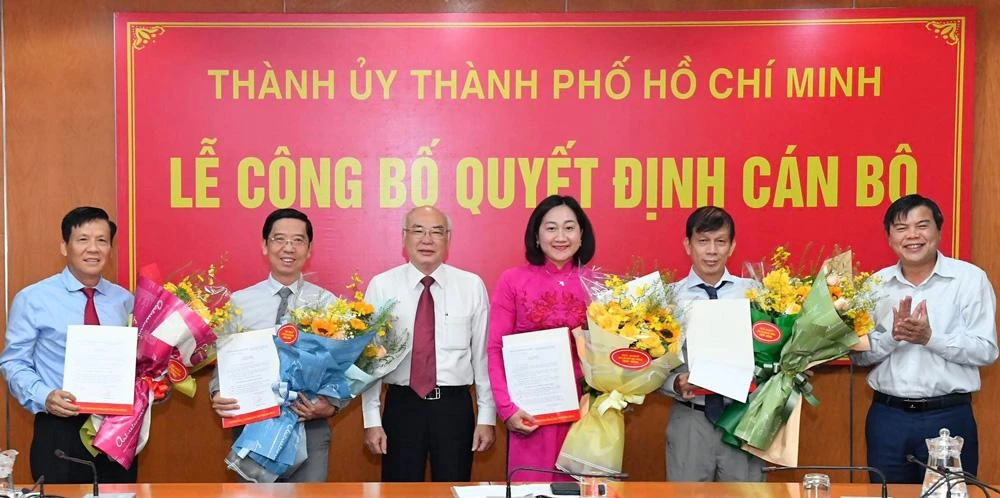 Ông Phan Nguyễn Như Khuê trao quyết định bổ nhiệm và bổ nhiệm lại của Ban Thường vụ Thành ủy TP.HCM cho các ông/bà Nguyễn Thành Lợi, Nguyễn Ngọc Anh, Nguyễn Khắc Văn, Bùi Thị Hồng Sương. Ảnh: VIỆT DŨNG/SGGP