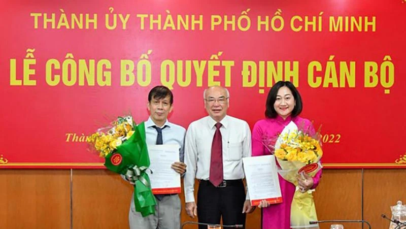 Ông Phan Nguyễn Như Khuê trao quyết định của Ban Thường vụ Thành ủy TP.HCM cho nhà báo Nguyễn Khắc Văn và bà Bùi Thị Hồng Sương. Ảnh: VIỆT DŨNG/SGGP