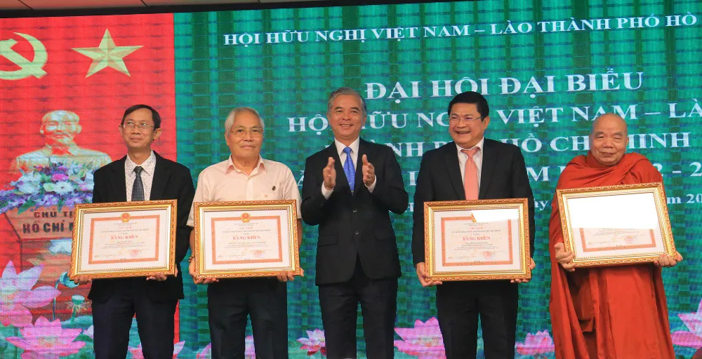 Ông Ngô Minh Châu trao bằng khen cho các cá nhân và tập thể có đóng góp tích cực cho sự nghiệp phát triển của Hội Hữu nghị Việt Nam – Lào TP.HCM. Ảnh: VÕ THƠ Ông Ngô Minh Châu trao bằng khen cho các cá nhân và tập thể có đóng góp tích cực cho sự nghiệp phát triển của Hội Hữu nghị Việt Nam – Lào TP.HCM. Ảnh: VÕ THƠ