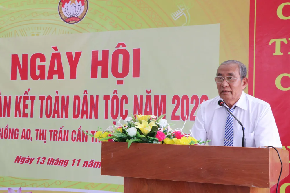 Ông Hồng Văn Thiện, Trưởng Ban công tác Mặt trận khu phố Giồng Ao ôn lại truyền thống MTTQ Việt Nam. Ảnh: ANH HOÀNG