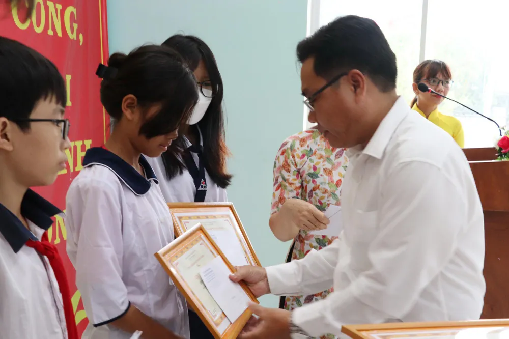 Những học sinh khó khăn trên địa bàn được nhận hỗ trợ. Ảnh: ANH HOÀNG