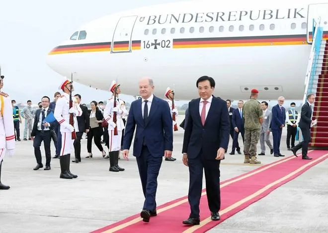 Thủ tướng CHLB Đức Olaf Scholz đến sân bay Quốc tế Nội Bài bắt đầu chuyến thăm chính thức Việt Nam. Ảnh: TTXVN Thủ tướng CHLB Đức Olaf Scholz tại sân bay Nội Bài