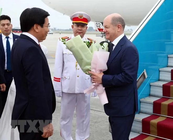 Bộ trưởng, Chủ nhiệm Văn phòng Chính phủ Trần Văn Sơn đón Thủ tướng CHLB Đức Olaf Scholz tại sân bay Nội Bài chiều 13-11. Ảnh: TTXVN Thủ tướng CHLB Đức Olaf Scholz tại sân bay Nội Bài