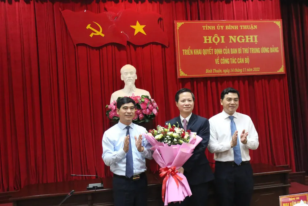 Bí thư Bình Thuận Dương Văn An tặng hoa chúc mừng ông Đoàn Anh Dũng nhận quyết định. Ảnh: BT