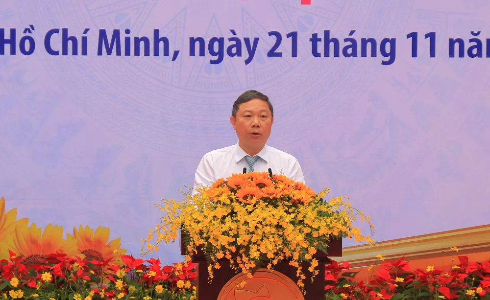 Ông Dương Anh Đức, Phó Chủ tịch UBND TP.HCM phát biểu khai mạc triển lãm. Ảnh: VÕ THƠ trien-lam-anh-co-thu-tuong-vo-van-kiet