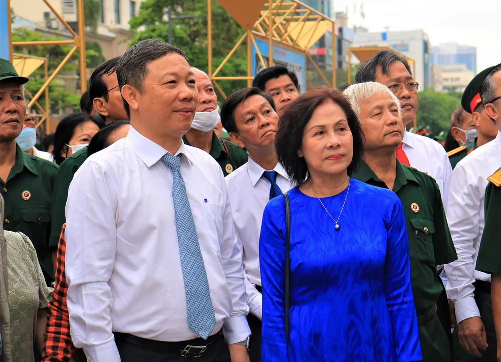 Bà Phan Hiếu Dân xúc động khi nhìn lại những hình ảnh của cha mình. Ảnh: VÕ THƠ trien-lam-anh-co-thu-tuong-vo-van-kiet