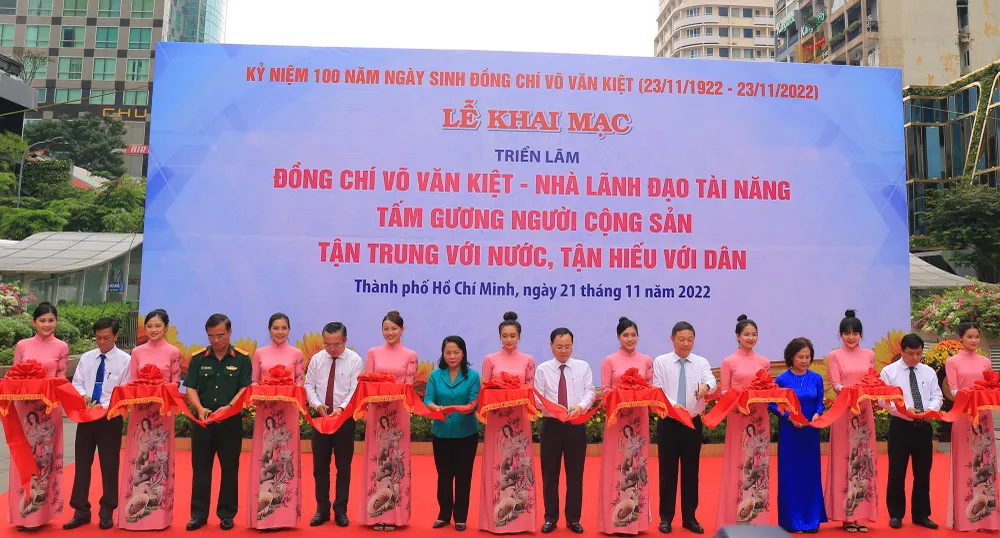 Các lãnh đạo các băng khai mạc triển lãm. Ảnh: VÕ THƠ trien-lam-anh-co-thu-tuong-vo-van-kiet