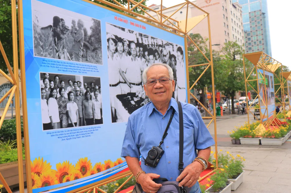 Ông Nguyễn Công Thành, tác giả nhiều bức ảnh về ông Sáu Dân tại triển lãm. Ảnh: VÕ THƠ trien-lam-anh-co-thu-tuong-vo-van-kiet