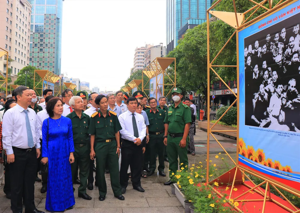 Các lãnh đạo tham quan triển lãm. Ảnh: VÕ THƠ trien-lam-anh-co-thu-tuong-vo-van-kiet