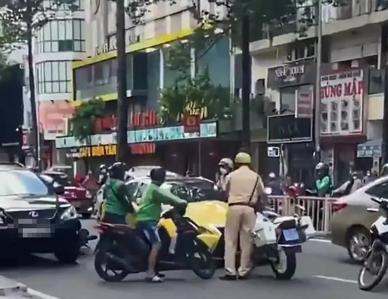 Hiện trường vụ việc xảy trên đường Trần Hưng Đạo, quận 5. Ảnh: Cắt từ clip tong-xe-dac-chung-csgt-tphcm