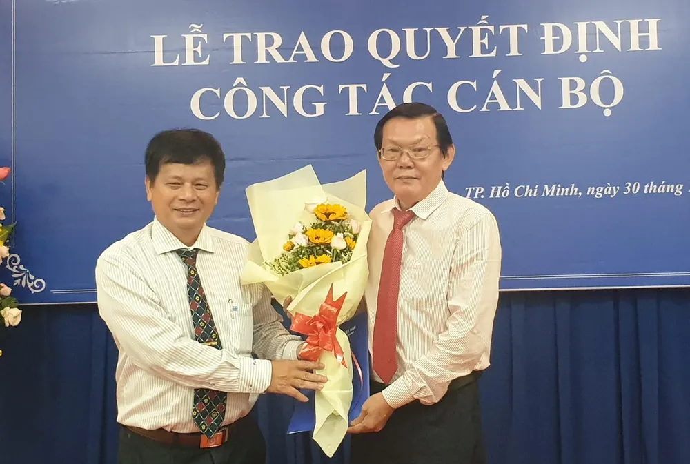 Nhà báo Nguyễn Tấn Phong (phải) nhận hoa và quyết định giữ chức Chủ tịch Hội Nhà báo TP.HCM. Ảnh: HÀ NGUYỄN Nhà báo Nguyễn Tấn Phong (phải) nhận hoa và quyết định giữ chức Chủ tịch Hội Nhà báo TP.HCM. Ảnh: HÀ NGUYỄN