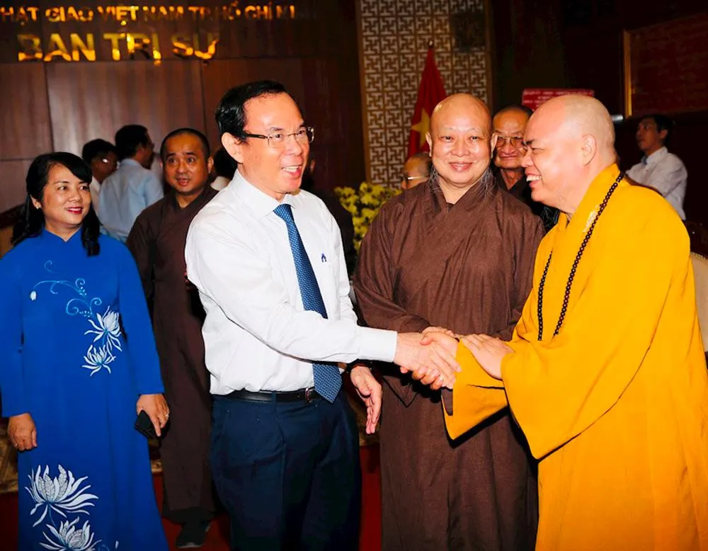 Bí thư Thành ủy TP.HCM Nguyễn Văn Nên trao đổi với các vị Hòa thượng tại Việt Nam Quốc Tự. Ảnh: Thanhuytphcm
