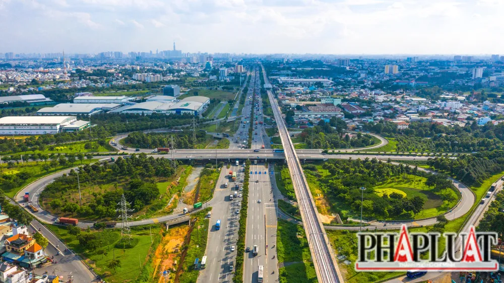 Năm 2023, Việt Nam tập trung xây dựng hệ thống kết cấu hạ tầng đồng bộ, hiện đại, nhất là các dự án quan trọng, trọng điểm quốc gia. Ảnh: HOÀNG GIANG