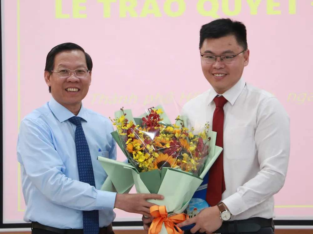 Chủ tịch UBND TP Phan Văn Mãi trao quyết định cho TS Trương Minh Huy Vũ. Ảnh: T.T Chủ tịch UBND TP Phan Văn Mãi trao quyết định cho TS Trương Minh Huy Vũ. Ảnh: T.T