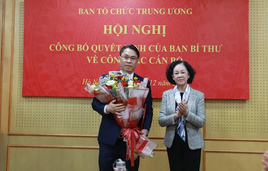 Bà Trương Thị Mai trao Quyết định và tặng hoa chúc mừng tân Phó Trưởng ban Phan Thăng An. Ảnh: VGP