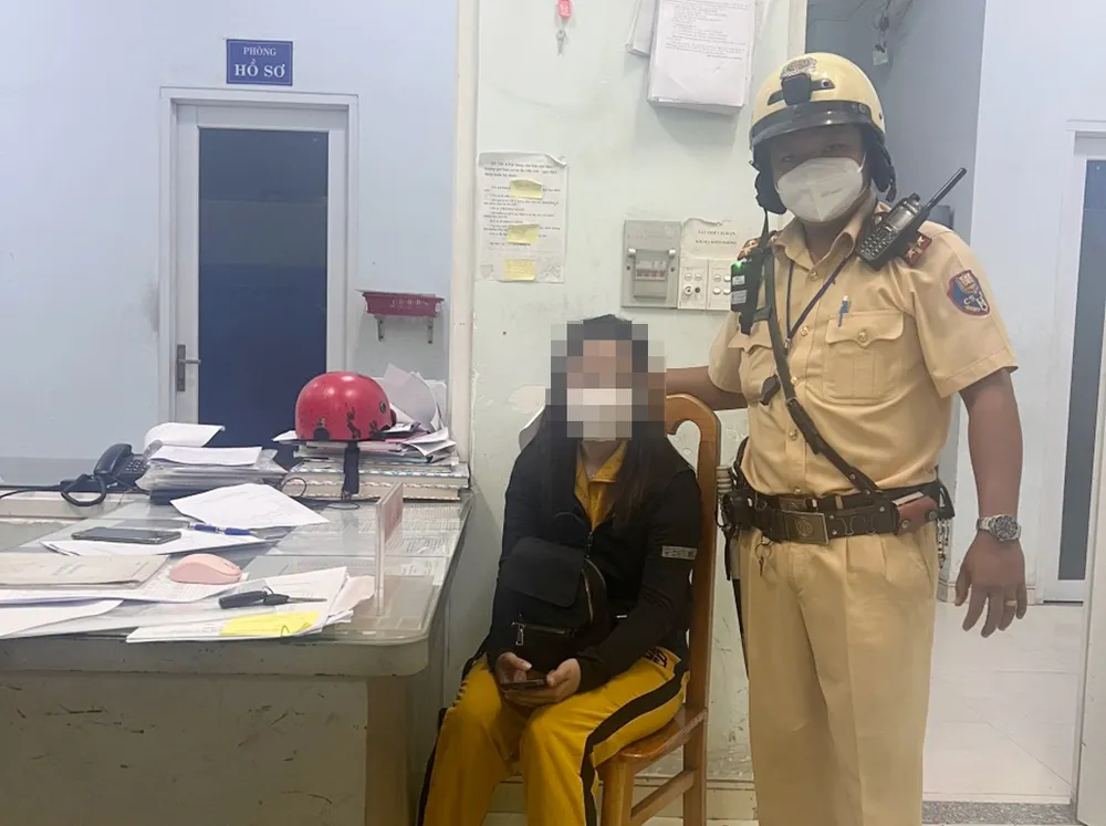 Đại úy Thành và cô gái có ý định nhảy cầu tại Công an phường An Phú Đông, quận 12.