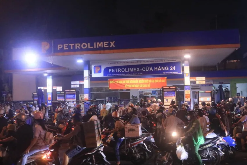 Những tháng gần cuối năm 2022, người dân ở nhiều địa phương phải xếp hàng dài để chờ mua xăng hoặc chỉ được mua xăng theo định mức. Ảnh: NGUYỄN YÊN
