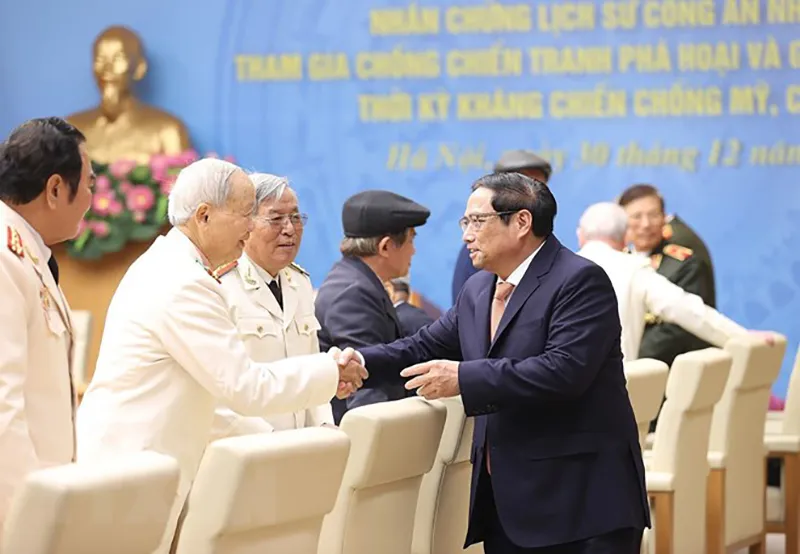 Thủ tướng Phạm Minh Chính với các nhân chứng lịch sử Công an Nhân dân. Ảnh: TTXVN