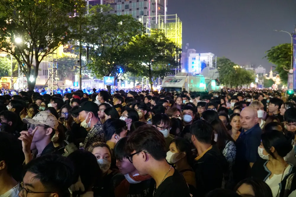 Hàng nghìn người dân đã đổ về phố đi bộ Nguyễn Huệ và các khu vực lân cận.
