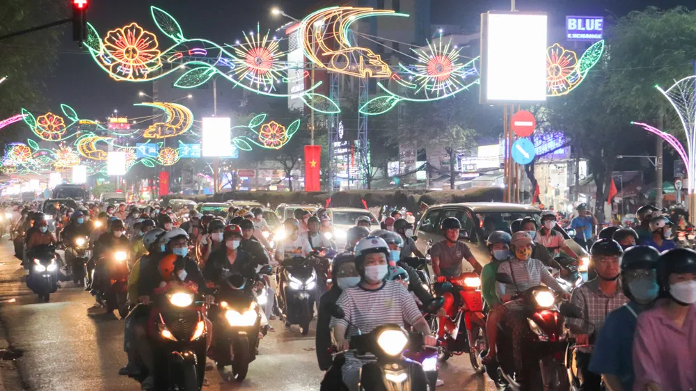 Dòng người đổ về trung tâm quận Ninh Kiều, TP Cần Thơ khá đông. Dòng người đổ về trung tâm quận Ninh Kiều, TP Cần Thơ khá đông.