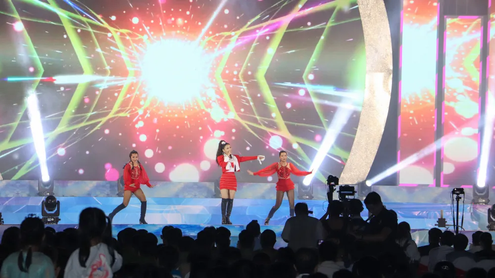 Chương trình văn nghệ mừng xuân mới được tổ chức tại công viên Lưu Hữu Phước (Ninh Kiều) thu hút nhiều người dân tới thưởng thức. Chương trình văn nghệ mừng xuân mới được tổ chức tại công viên Lưu Hữu Phước (Ninh Kiều) thu hút nhiều người dân tới thưởng thức.