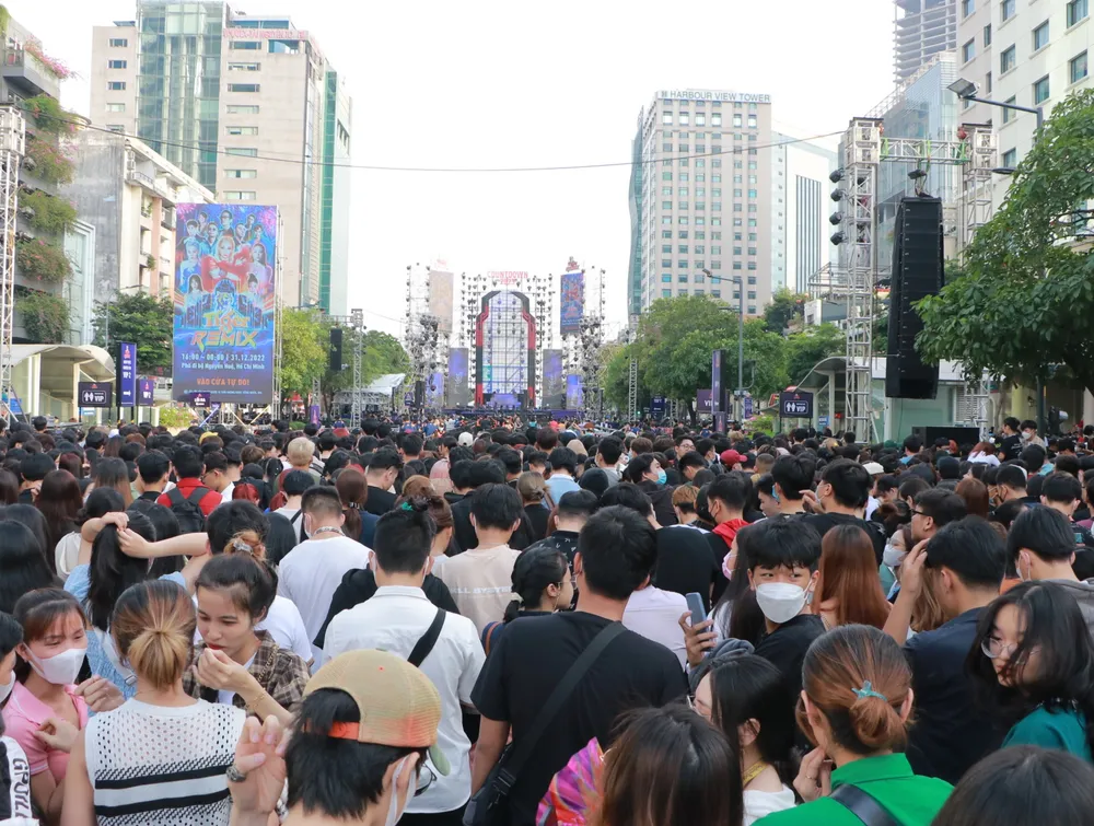Theo ghi nhận tại phố đi bộ Nguyễn Huệ chiều ngày 31-12-2022, có đông nghịt người đến đây từ sớm để đợi đến sự kiện countdown 2023. Ảnh: BẢO PHƯƠNG Theo ghi nhận tại phố đi bộ Nguyễn Huệ chiều ngày 31-12-2022, có đông nghịt người đến đây từ sớm để đợi đến sự kiện countdown 2023. Ảnh: BẢO PHƯƠNG