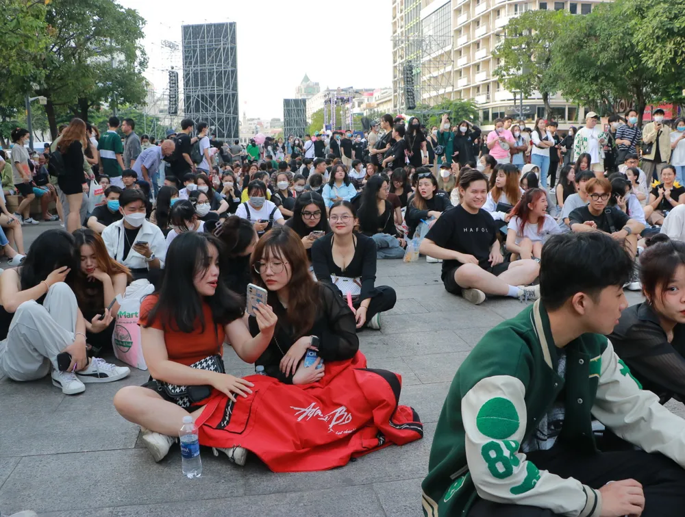 Nhiều bạn trẻ do đến quá sớm, phải ngồi dưới đất, mua sẵn đồ ăn, nước uống trong lúc ngồi đợi countdown 2023. Ảnh: BẢO PHƯƠNG Nhiều bạn trẻ do đến quá sớm, phải ngồi dưới đất, mua sẵn đồ ăn, nước uống trong lúc ngồi đợi countdown 2023. Ảnh: BẢO PHƯƠNG