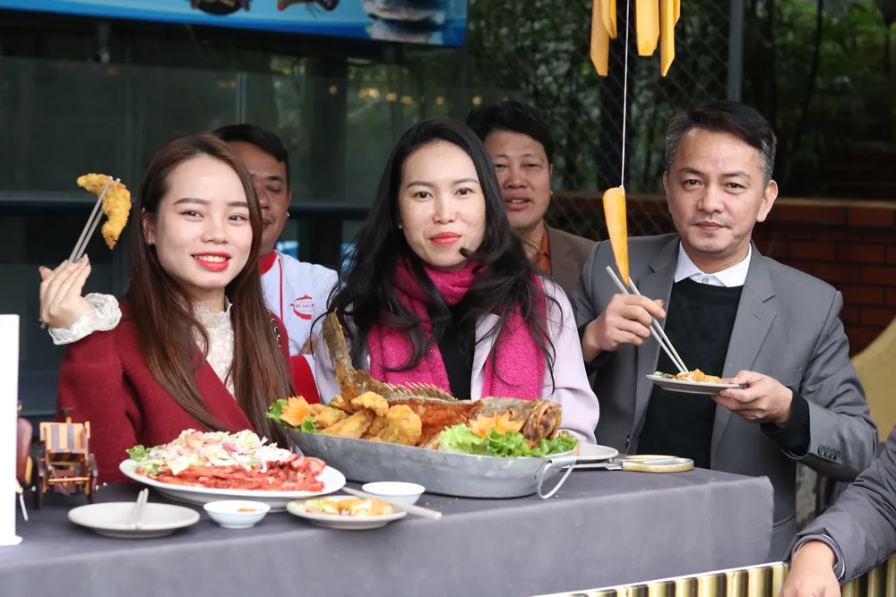 Nhiều du khách tham gia trải nghiệm các gian hàng ẩm thực tại hội thi ẩm thực. Ảnh: BẢO THIÊN Nhiều du khách tham gia trải nghiệm các gian hàng ẩm thực tại hội thi ẩm thực. Ảnh: BẢO THIÊN