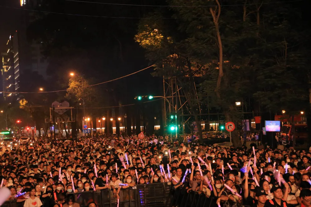 Người dân đổ về khu vực đường Lê Duẩn tham dự Countdown của Lazada. Người dân đổ về khu vực đường Lê Duẩn tham dự Countdown của Lazada.