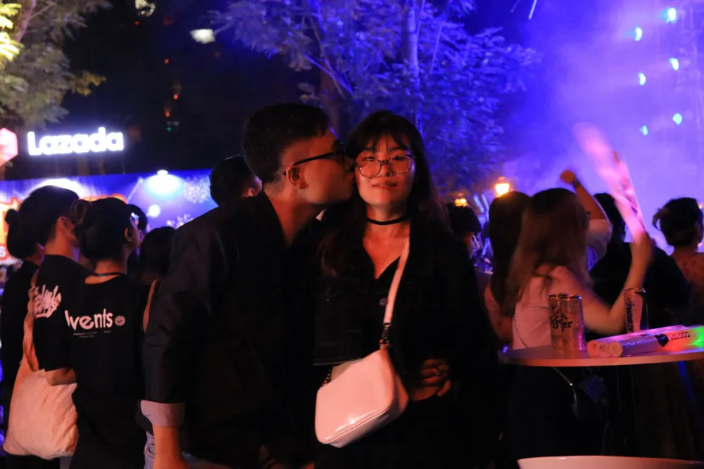 Anh Đăng Minh cùng bạn gái trong đêm giao thừa. Anh Đăng Minh cùng bạn gái trong đêm giao thừa.