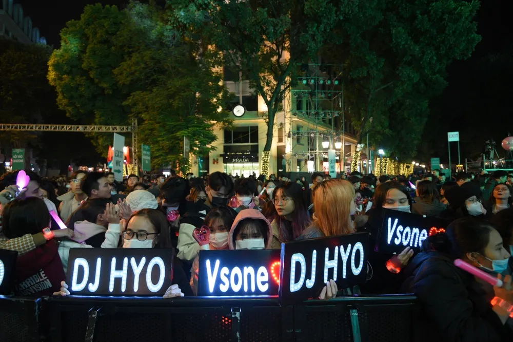 Nhiều bạn trẻ đã cùng nhau về khu vực Hồ Gươm, Nhà Hát Lớn để đón xuân. Nhiều bạn trẻ đã cùng nhau về khu vực Hồ Gươm, Nhà Hát Lớn để đón xuân.