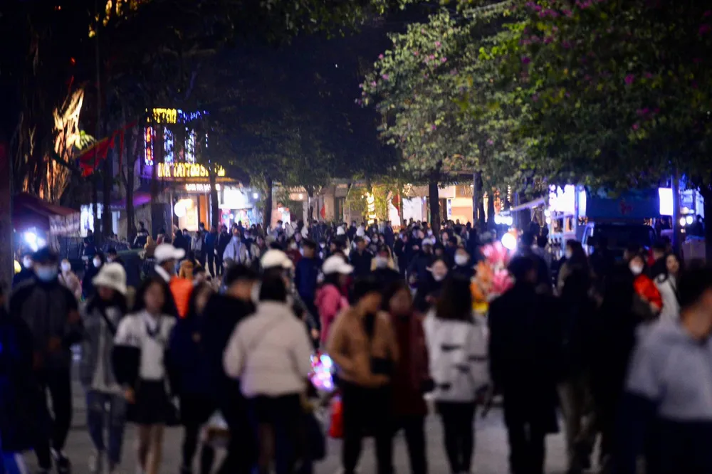 Nhiều người dân Hà Nội tập trung tại Quảng trường Đông Kinh Nghĩa Thục để chào đón năm mới. Ảnh: PHI HÙNG Nhiều người dân Hà Nội tập trung tại Quảng trường Đông Kinh Nghĩa Thục để chào đón năm mới. Ảnh: PHI HÙNG