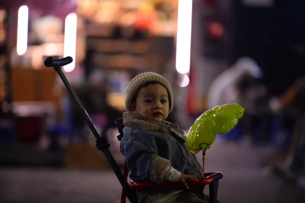 Những em bé được cha mẹ đưa cùng ra phố để đón năm mới. Ảnh: PHI HÙNG Những em bé được cha mẹ đưa cùng ra phố để đón năm mới. Ảnh: PHI HÙNG