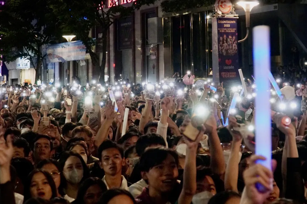 Sau khi chương trình đếm ngược bắt đầu, không khí tại phố đi bộ Nguyễn Huệ cũng ngày càng nóng hơn. Sau khi chương trình đếm ngược bắt đầu, không khí tại phố đi bộ Nguyễn Huệ cũng ngày càng nóng hơn.