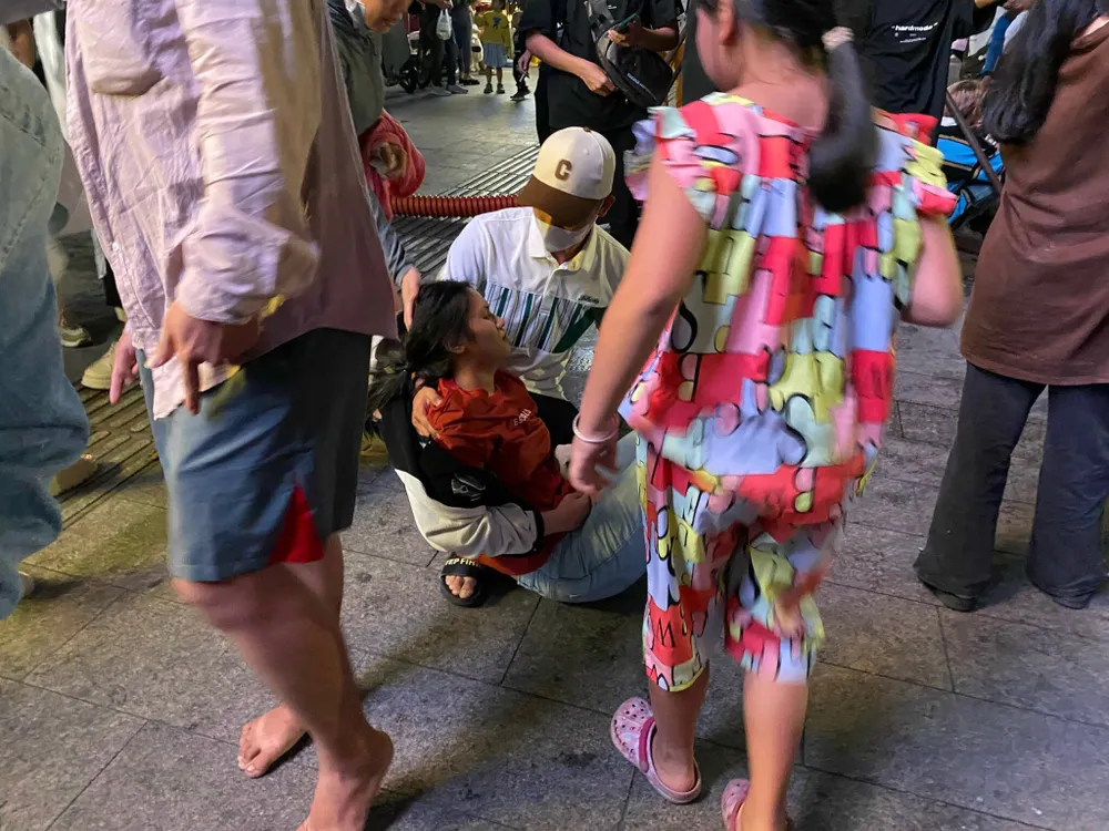 Trước đó, một cô gái ngất xỉu trong đám đông khi đi tham dự lễ hội đếm ngược ở phố đi bộ Nguyễn Huệ đã được người nhà hỗ trợ ra ngoài. Đến 23 giờ 35 phút, bác sĩ Nguyễn Duy Long - Giám đốc trung tâm cấp cứu 115 TP.HCM, xác nhận với PLO là có một số người bị ngất xỉu khi tham dự chương trình countdown ở phố đi bộ Nguyễn Huệ. Tuy nhiện hiện giờ tình trạng của những người này đã ổn định. Trước đó, một cô gái ngất xỉu trong đám đông khi đi tham dự lễ hội đếm ngược ở phố đi bộ Nguyễn Huệ đã được người nhà hỗ trợ ra ngoài. Đến 23 giờ 35 phút, bác sĩ Nguyễn Duy Long - Giám đốc trung tâm cấp cứu 115 TP.HCM, xác nhận với PLO là có một số người bị ngất xỉu khi tham dự chương trình countdown ở phố đi bộ Nguyễn Huệ. Tuy nhiện hiện giờ tình trạng của những người này đã ổn định.