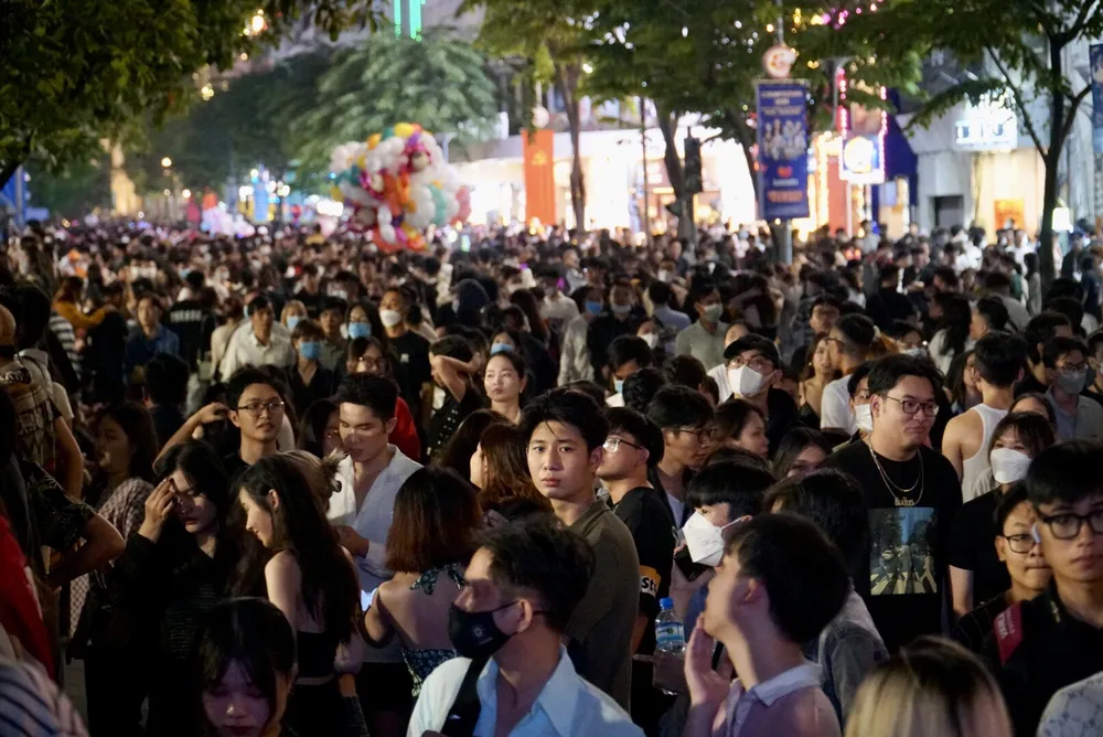 Phố đi bộ Nguyễn Huệ kín người đến xem countdown.