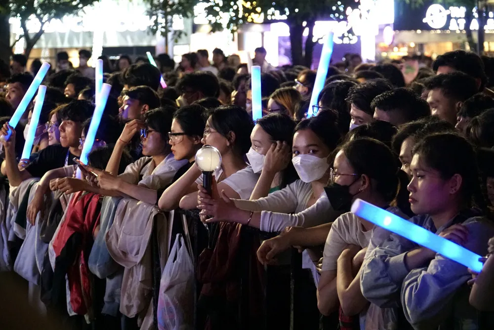 Để chuẩn bị cổ vũ cho chương trình ca nhạc, nhiều bạn trẻ mang theo lighstick, gậy phát sáng... Ảnh: BẢO PHƯƠNG Để chuẩn bị cổ vũ cho chương trình ca nhạc, nhiều bạn trẻ mang theo lighstick, gậy phát sáng... Ảnh: BẢO PHƯƠNG