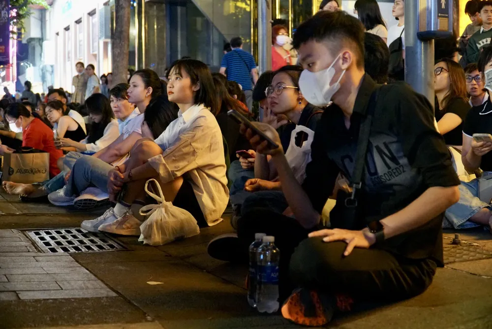 Mặc dù sự kiện chưa bắt đầu nhưng hàng ngàn người đã dồn về gần sân khấu chuẩn bị chờ xem chương trình. Ảnh: BẢO PHƯƠNG Mặc dù sự kiện chưa bắt đầu nhưng hàng ngàn người đã dồn về gần sân khấu chuẩn bị chờ xem chương trình. Ảnh: BẢO PHƯƠNG