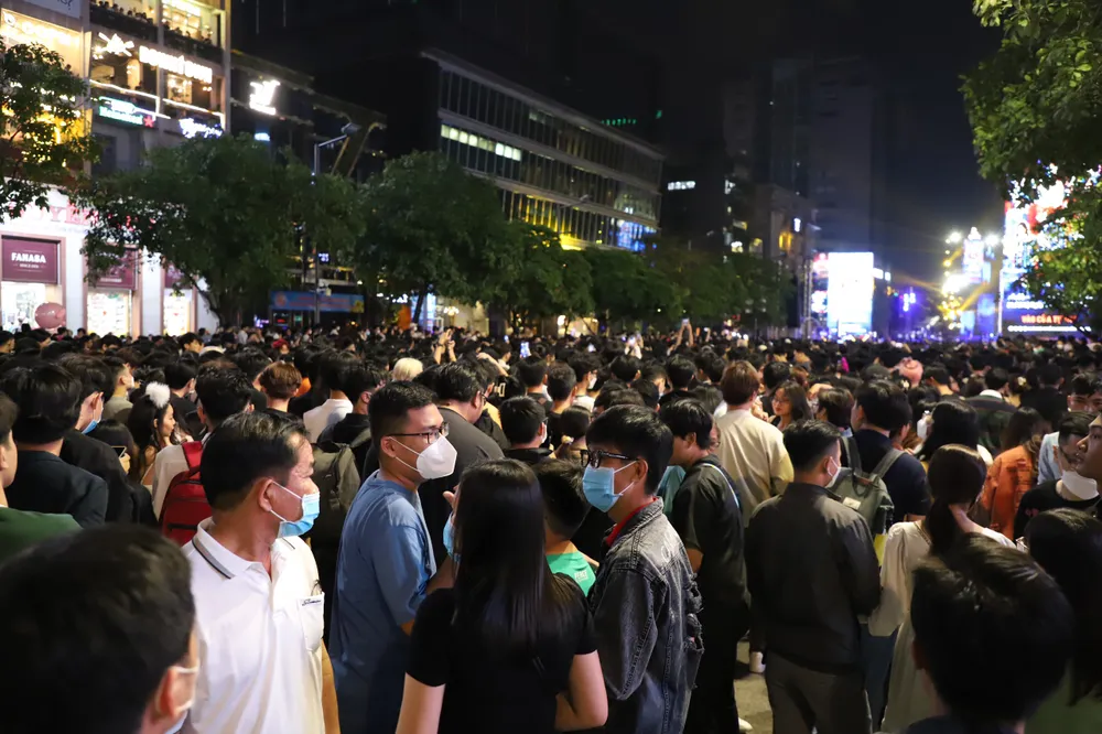 Khu vực xung quanh phố đi bộ Nguyễn Huệ ken đặc người. Khu vực xung quanh phố đi bộ Nguyễn Huệ ken đặc người.