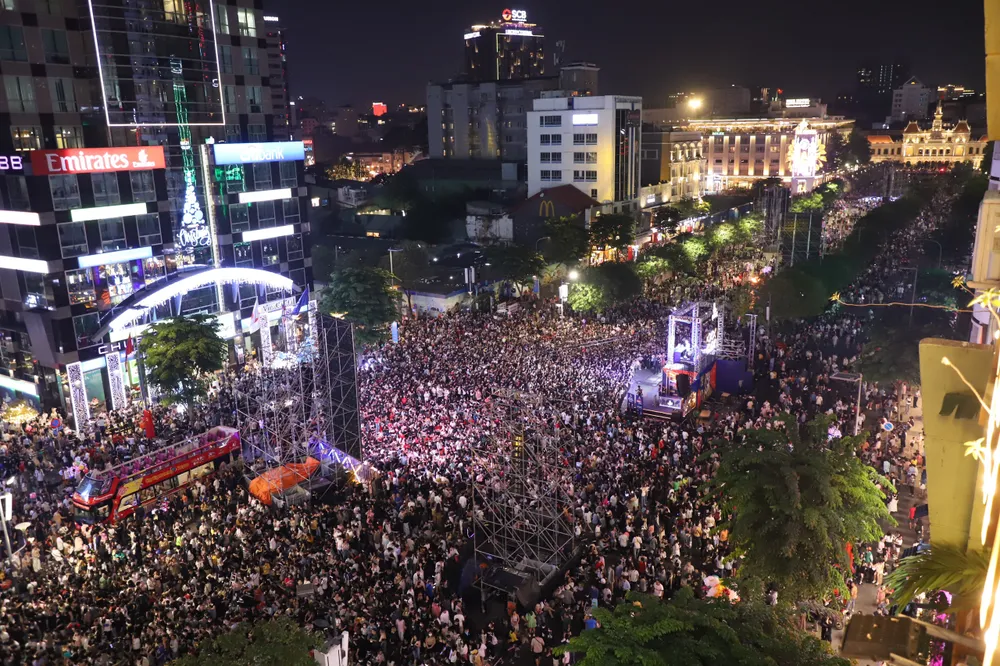 Từ khu vực sân khấu chính của sự kiện countdown 2023 tại phố đi bộ Nguyễn Huệ hàng người kéo dài về sau tới gần khu vực UBND TP. Từ khu vực sân khấu chính của sự kiện countdown 2023 tại phố đi bộ Nguyễn Huệ hàng người kéo dài về sau tới gần khu vực UBND TP.