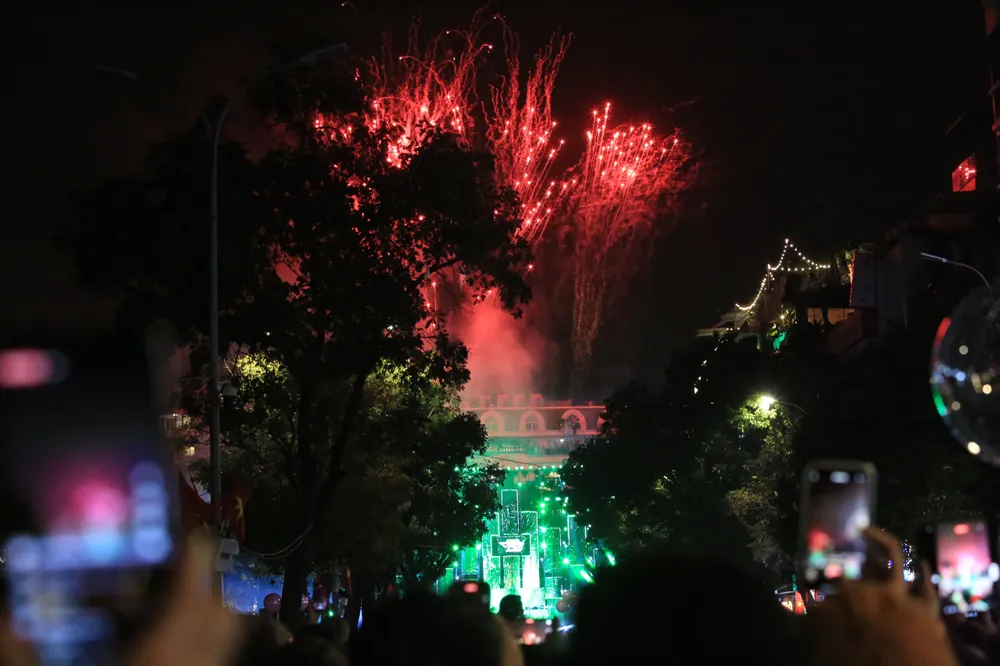 Người dân Hà Nội chiêm ngưỡng pháo hoa chào năm mới 2023. Ảnh: PHI HÙNG Người dân Hà Nội chiêm ngưỡng pháo hoa chào năm mới 2023. Ảnh: PHI HÙNG