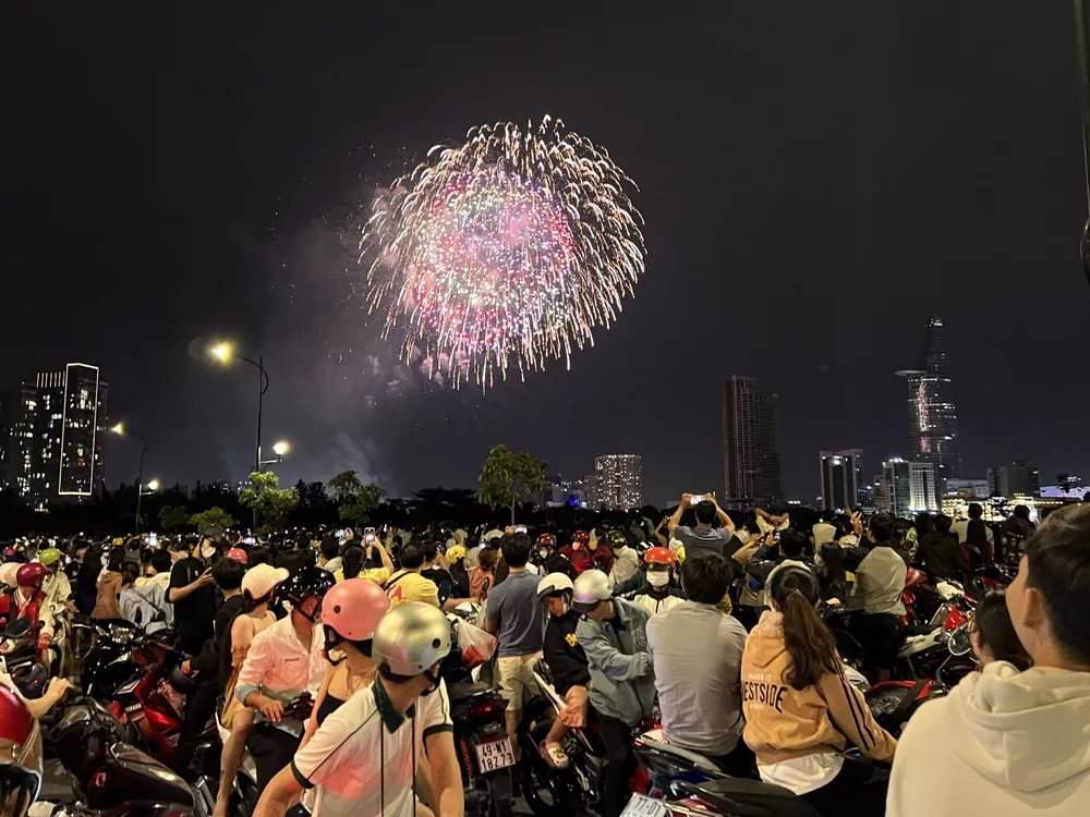 Người dân TP.HCM theo dõi những màn bắn pháo hóa ở khu vực cầu Thủ Thiêm. Ảnh: NHẬT DIỄM Người dân TP.HCM theo dõi những màn bắn pháo hóa ở khu vực cầu Thủ Thiêm. Ảnh: NHẬT DIỄM