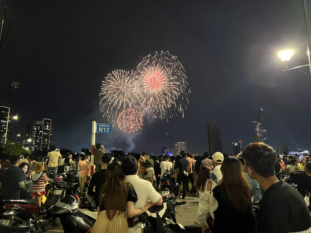 Người dân TP.HCM theo dõi những màn bắn pháo hóa ở khu vực cầu Thủ Thiêm. Ảnh: NHẬT DIỄM Người dân TP.HCM theo dõi những màn bắn pháo hóa ở khu vực cầu Thủ Thiêm. Ảnh: NHẬT DIỄM