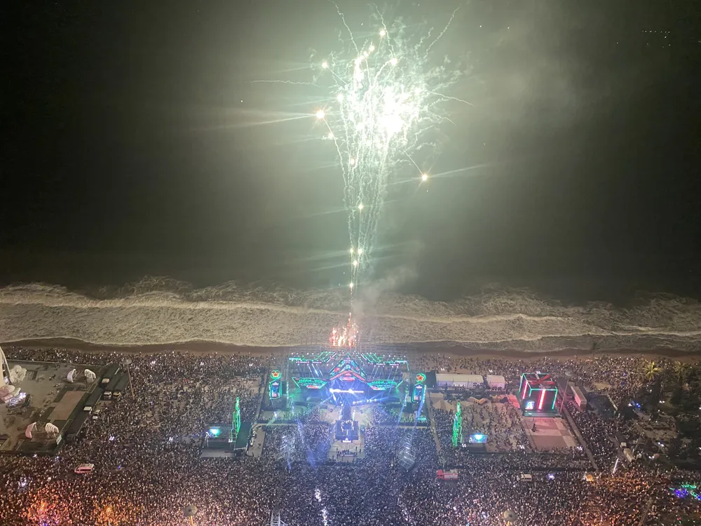 Bắn pháo hoa ở TP Nha Trang. Ảnh: CHU VÂN Bắn pháo hoa ở TP Nha Trang. Ảnh: CHU VÂN