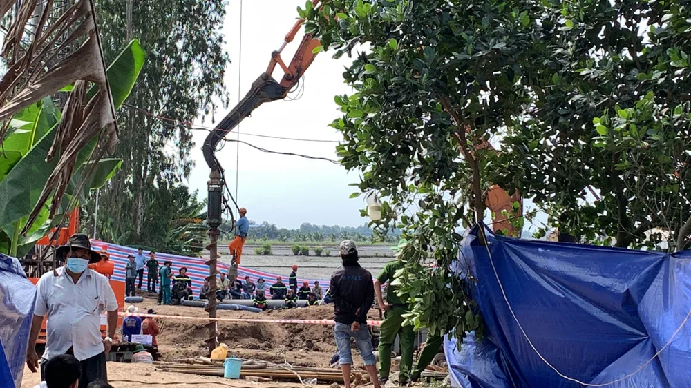 Cha cháu bé cùng người thân đang mòn mỏi chờ tin con. Cha cháu bé cùng người thân đang mòn mỏi chờ tin con.