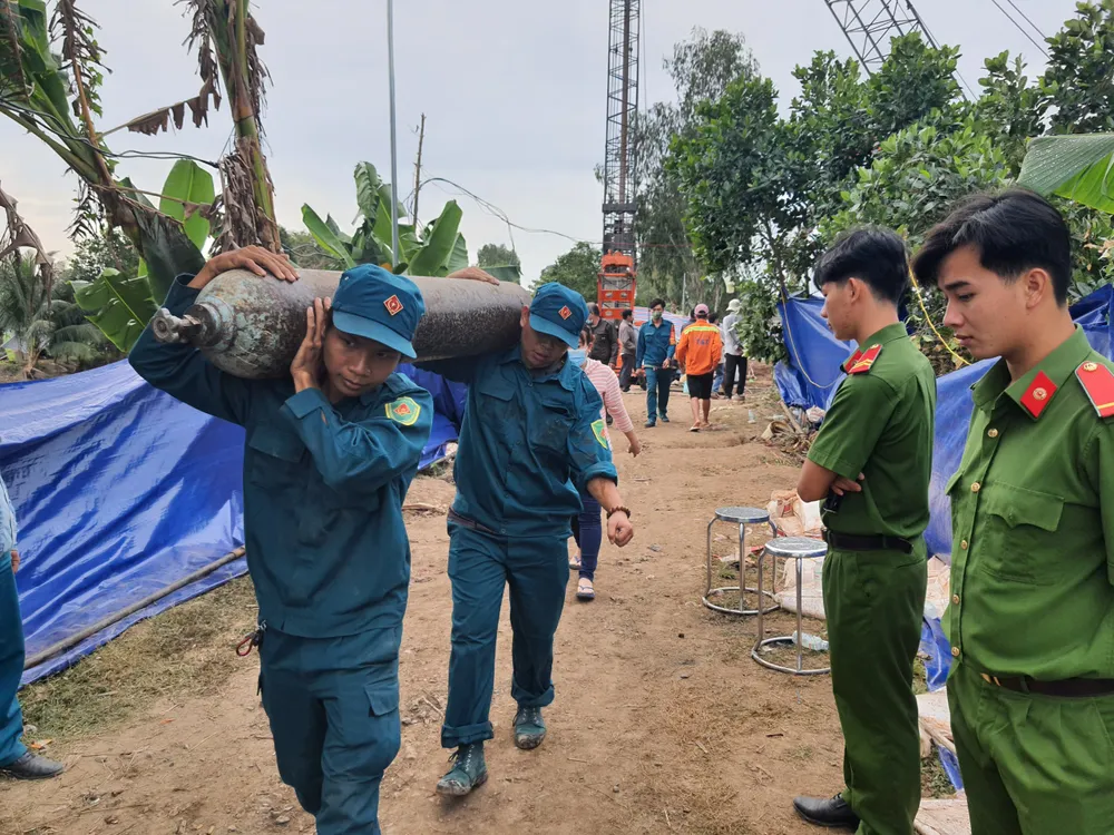 Dự kiến đêm nay sẽ hoàn tất giải cứu bé rơi vào ống trụ bê tông sâu 35 m ảnh 15 Dự kiến đêm nay sẽ hoàn tất giải cứu bé rơi vào ống trụ bê tông sâu 35 m ảnh 15